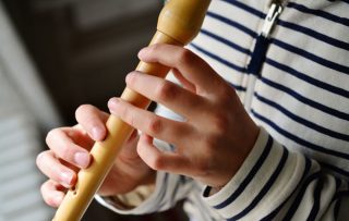 Bambino che suona il flauto